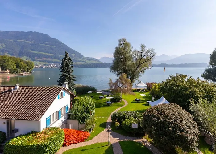 Swiss-Chalet Merlischachen - Romantik Schloss-Hotel Am See